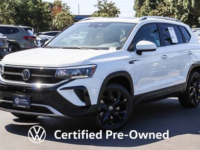 Used 2023 Volkswagen Taos SE w/ Panoramic Sunroof Package