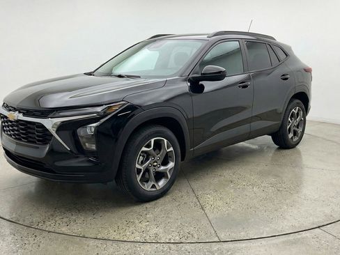 Used 2025 Chevrolet Trax LT image 3