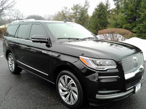 Used 2023 Lincoln Navigator Reserve image 3
