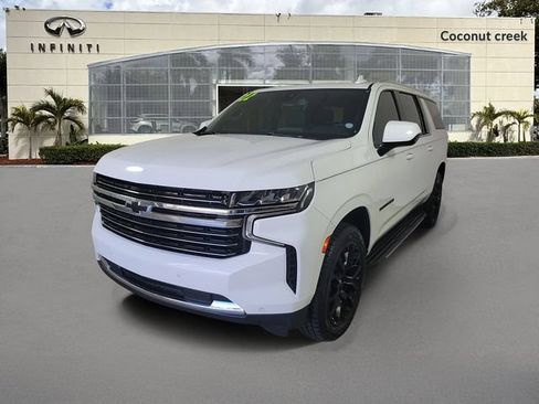 Used 2022 Chevrolet Suburban LT RWD image 2