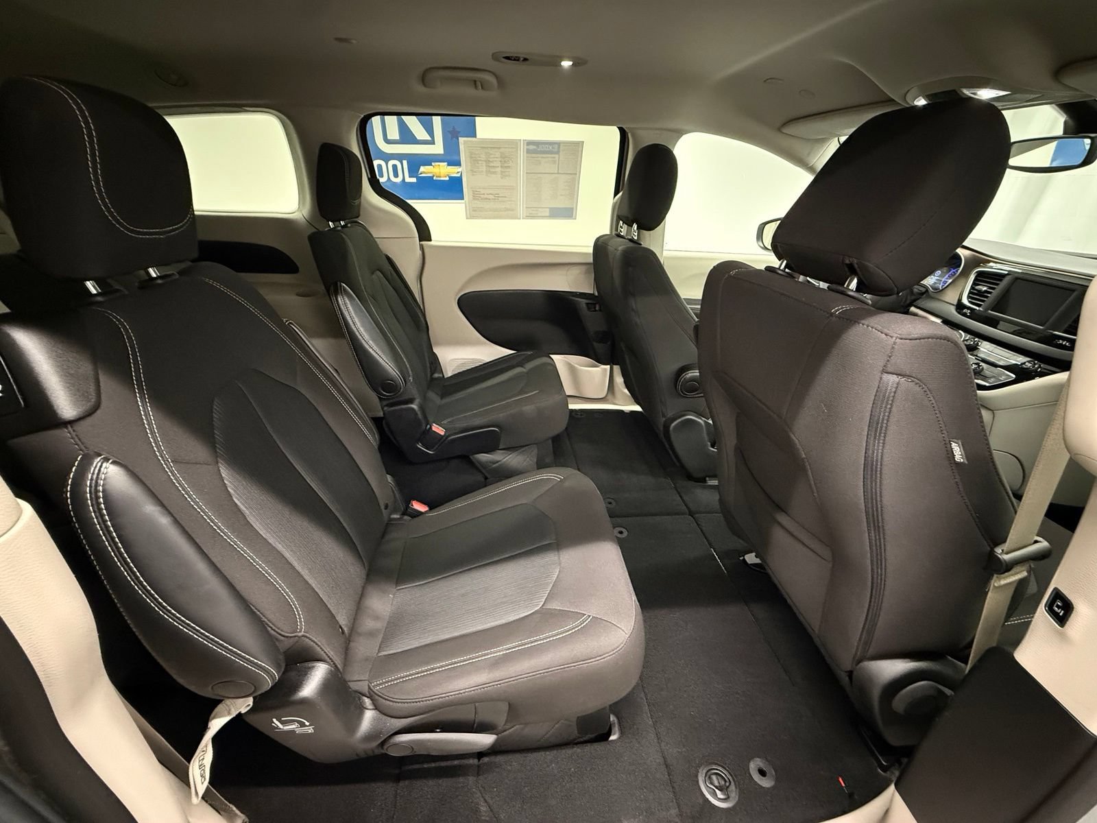 Used 2023 Chrysler Voyager LX FWD image 6