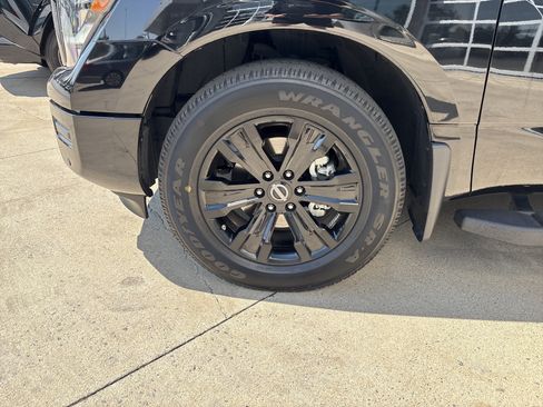 Used 2023 Nissan Titan SV w/ SV Convenience Package RWD image 30
