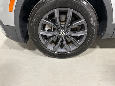 Certified 2022 Volkswagen Tiguan SE w/ Panoramic Sunroof Package AWD/4WD image 10