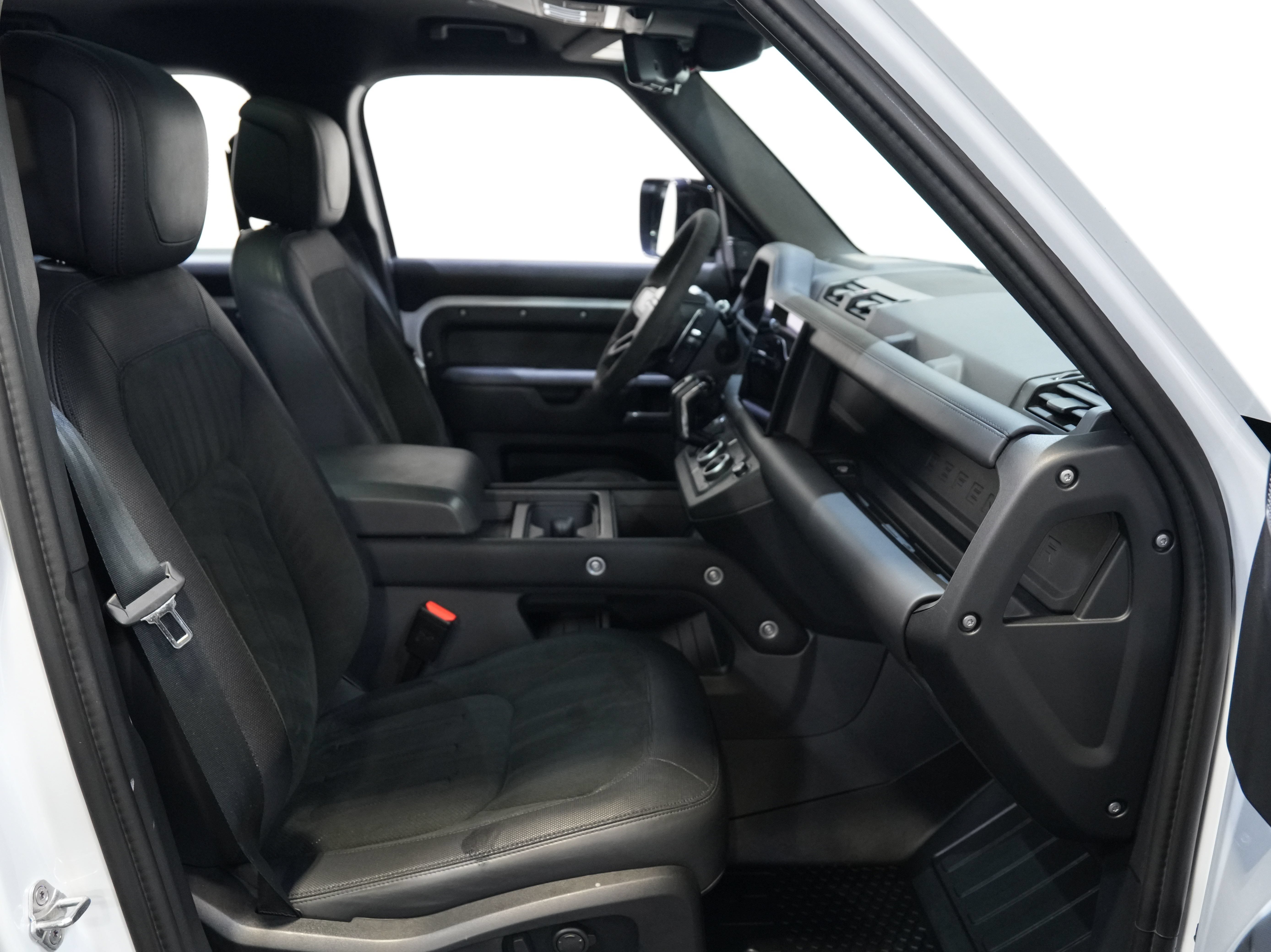 Used 2022 Land Rover Defender 110 V8 AWD/4WD image 32