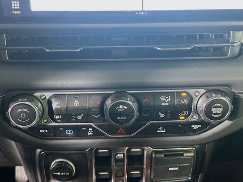 Used 2025 Jeep Wrangler Sahara image 23