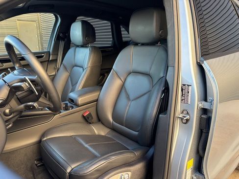 Certified 2025 Porsche Macan image 5