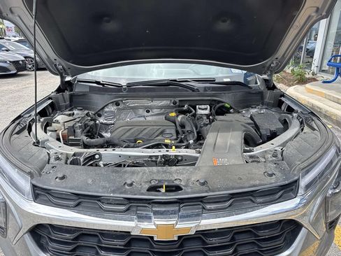 Used 2025 Chevrolet Trax LT FWD image 3