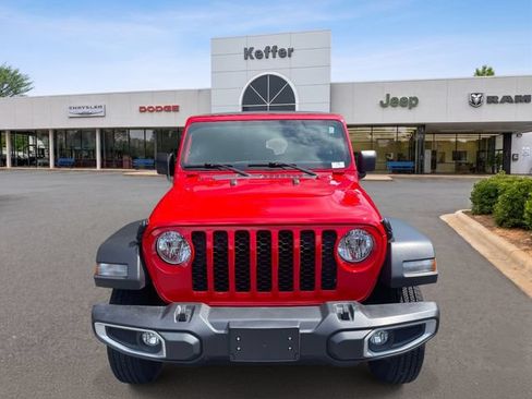 Used 2023 Jeep Gladiator Sport AWD/4WD image 3