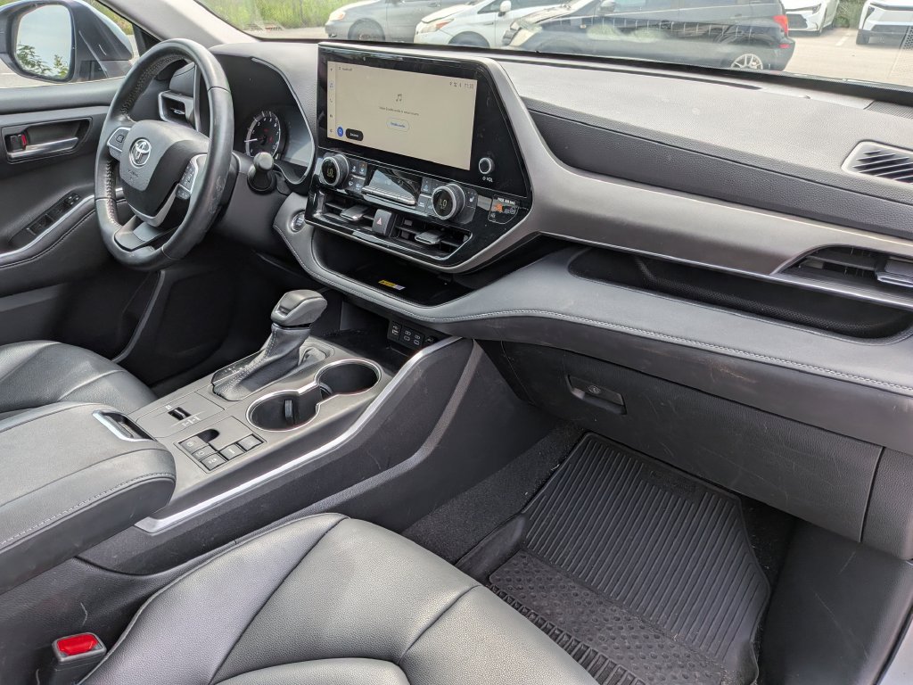 Used 2023 Toyota Highlander XLE FWD image 31