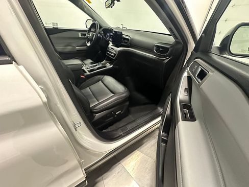 Used 2022 Ford Explorer XLT w/ Equipment Group 202A AWD/4WD image 28