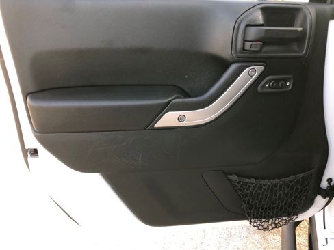 Used 2016 Jeep Wrangler Unlimited Rubicon w/ Connectivity Group image 19