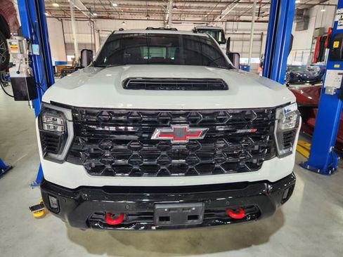 Used 2025 Chevrolet Silverado 2500 ZR2 w/ Technology Package AWD/4WD image 2