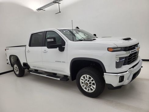 Used 2025 Chevrolet Silverado 2500 LT w/ Convenience Package AWD/4WD image 2