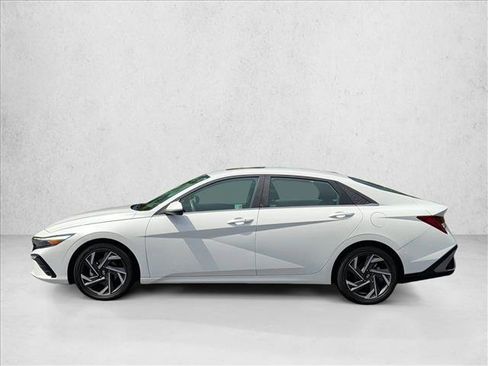 Used 2025 Hyundai Elantra SEL FWD image 8