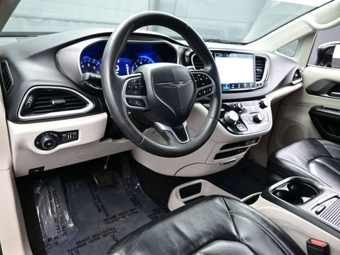 Used 2022 Chrysler Pacifica Touring-L FWD image 16