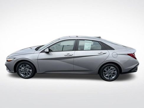 Used 2024 Hyundai Elantra SEL FWD image 3