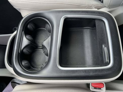 Used 2021 Chrysler Pacifica Touring-L image 20