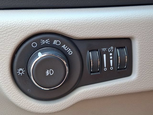 Used 2024 Chrysler Pacifica Touring-L FWD image 25
