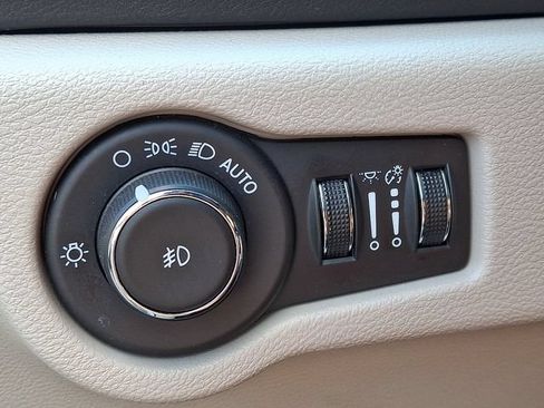 Used 2024 Chrysler Pacifica Touring-L FWD image 25