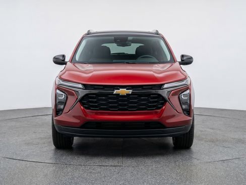 Used 2025 Chevrolet Trax LT FWD image 2