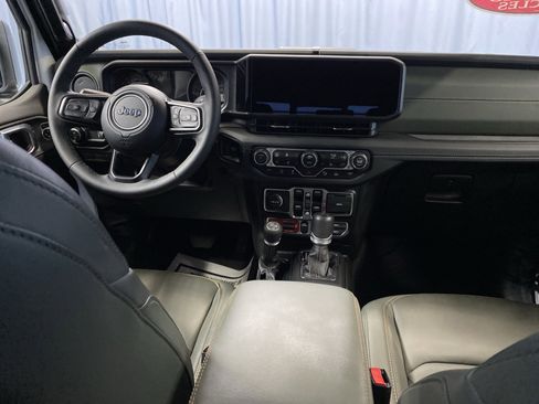 Certified 2025 Jeep Gladiator Mojave image 41