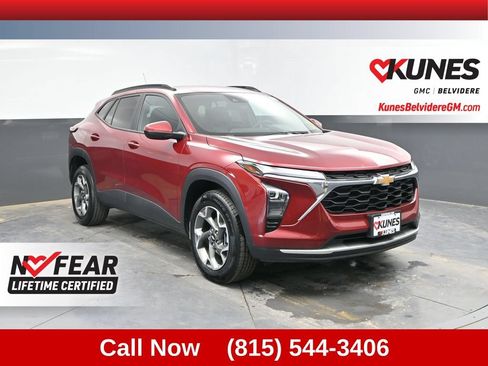 Used 2025 Chevrolet Trax LT FWD image 1