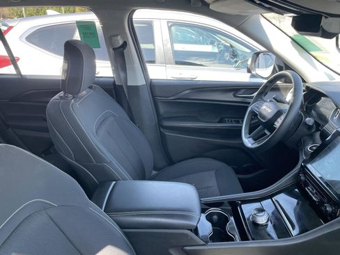 Used 2023 Jeep Grand Cherokee Laredo image 7