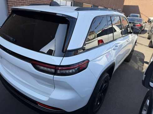 Used 2023 Jeep Grand Cherokee Altitude image 5