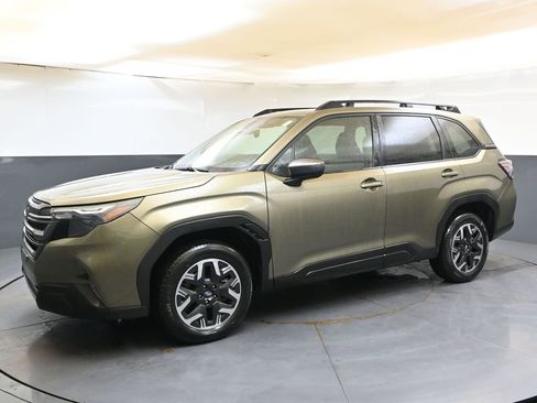 Used 2025 Subaru Forester Premium AWD/4WD image 2