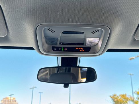 Used 2021 Chevrolet Traverse LT image 25