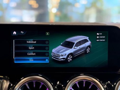 Used 2023 Mercedes-Benz GLB 250 4MATIC w/ Premium Package image 41