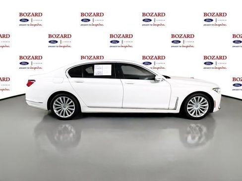 Used 2022 BMW 740i w/ Premium Package RWD image 9