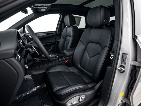 Certified 2026 Porsche Macan AWD/4WD image 5