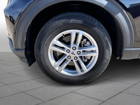 Used 2022 Ford Explorer XLT image 9