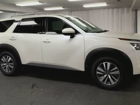 Used 2024 Nissan Pathfinder SL AWD/4WD image 2