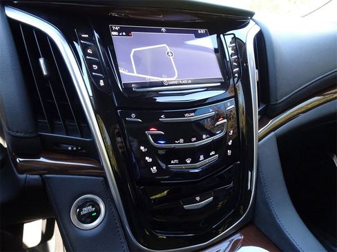 Used 2020 Cadillac Escalade Luxury image 16