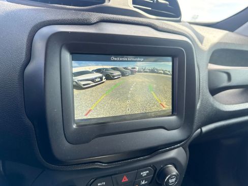 Used 2018 Jeep Renegade Latitude w/ Advanced Technology Group FWD image 31