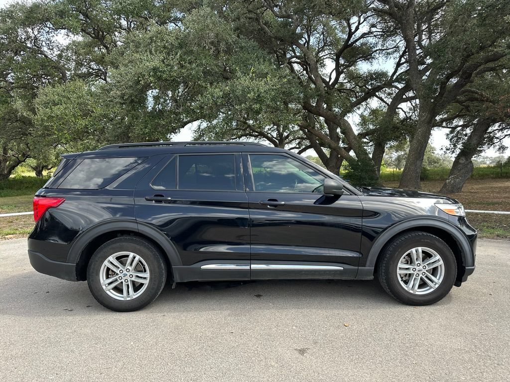 Used 2021 Ford Explorer XLT w/ Equipment Group 202A RWD image 4
