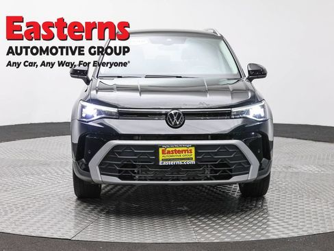 Used 2025 Volkswagen Taos SE AWD/4WD image 2