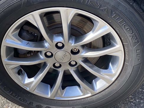 Used 2019 Jeep Cherokee Latitude Plus AWD/4WD image 19