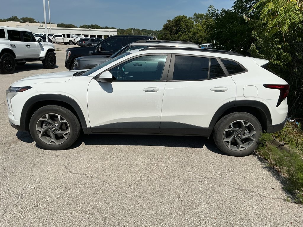 Used 2024 Chevrolet Trax LT w/ Driver Confidence Package FWD image 2