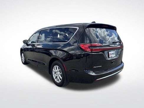 Used 2025 Chrysler Pacifica Select FWD image 9