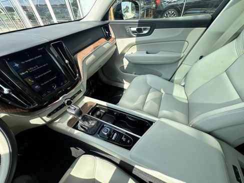 Used 2021 Volvo XC60 T5 Momentum w/ Climate Package AWD/4WD image 22