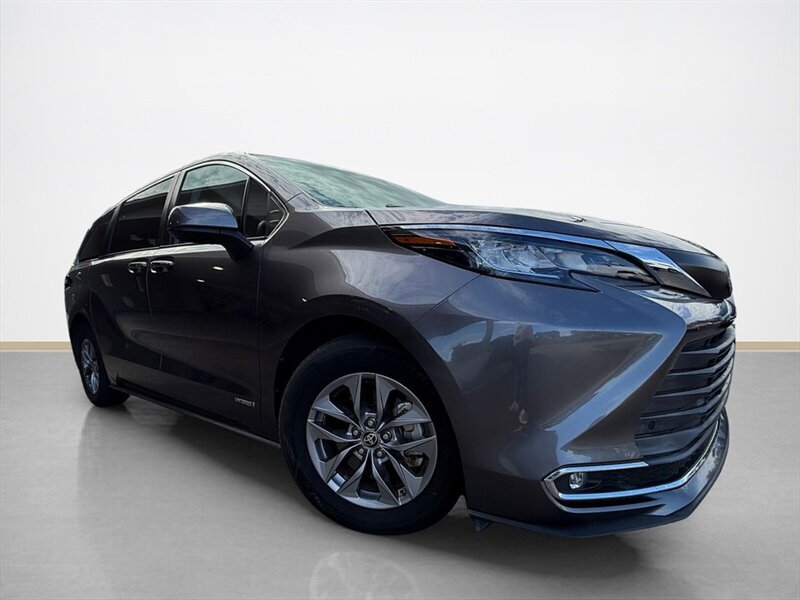 Used 2021 Toyota Sienna XLE w/ XLE Plus Package FWD image 2
