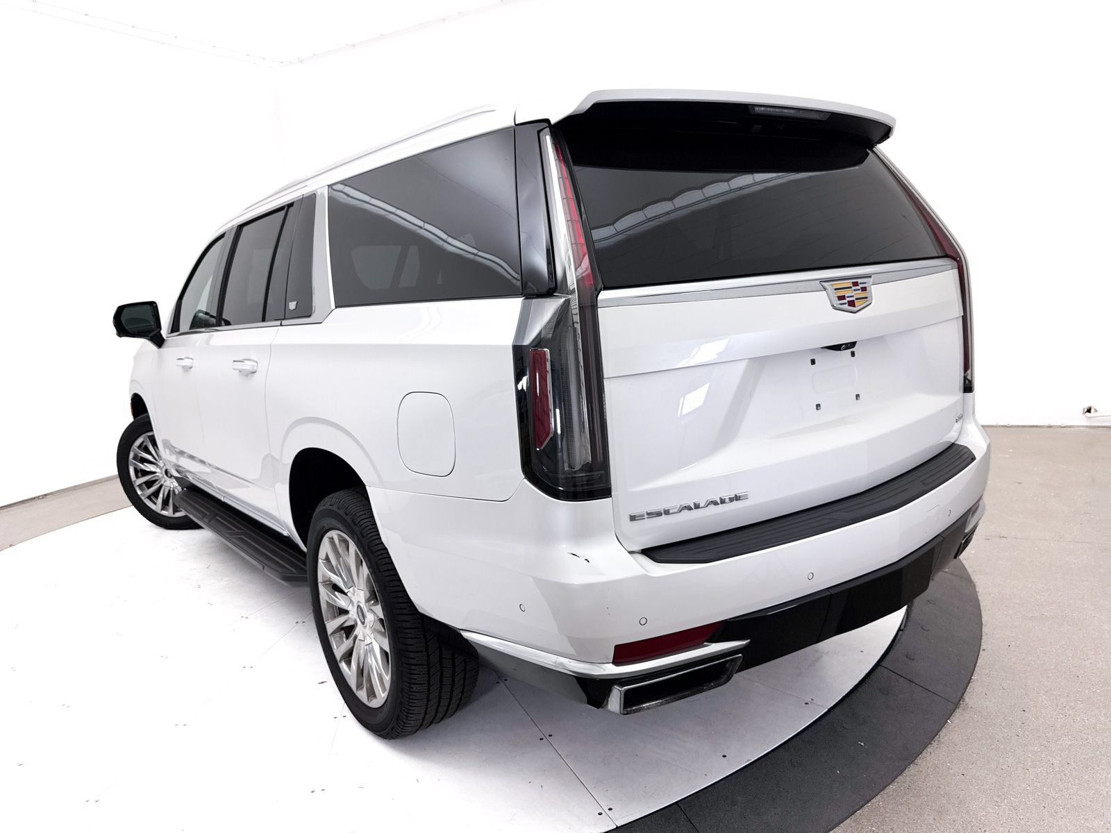 Used 2021 Cadillac Escalade ESV Premium Luxury AWD/4WD image 9