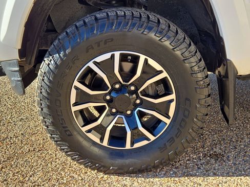 Used 2020 Toyota Tacoma TRD Sport image 11