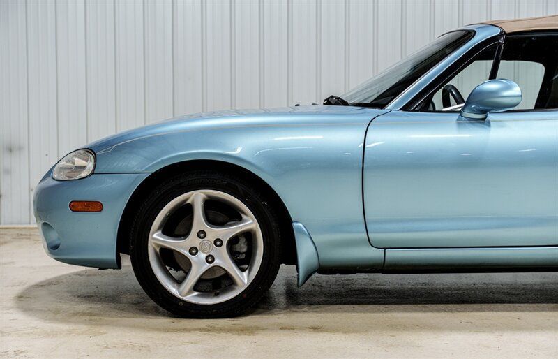 Used 2002 MAZDA MX-5 Miata RWD image 3