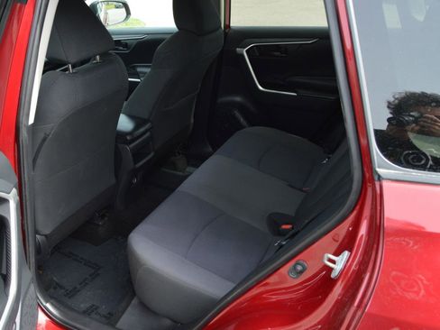 Used 2019 Toyota RAV4 LE FWD image 11