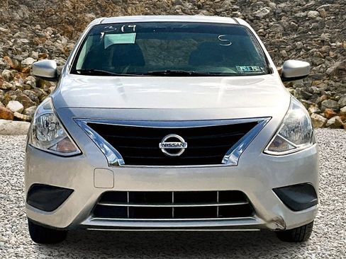 Used 2018 Nissan Versa SV image 3