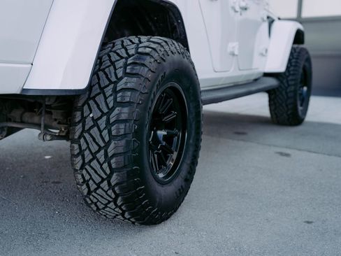 Used 2021 Jeep Gladiator Overland image 10